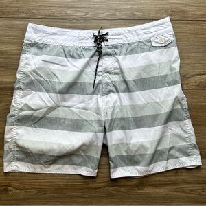 Eiden | The All-Day Summer Board Short in White / Light Grey & Green (XL / 38")